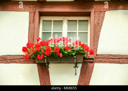 Finestra di un tipico mezzo Timber house nel medievale burg di Meersburg, sul lago di Costanza, in Germania Foto Stock