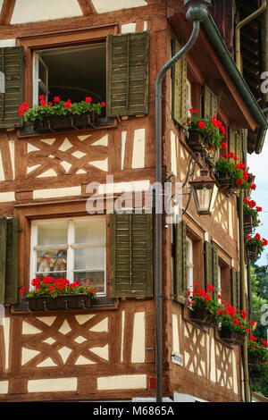 Facciata di un tipico mezzo Timber house nel medievale burg di Meersburg, sul lago di Costanza, in Germania Foto Stock