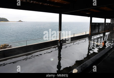 Un tradizionale giapponese spa Hot Spring dall'oceano. Foto Stock