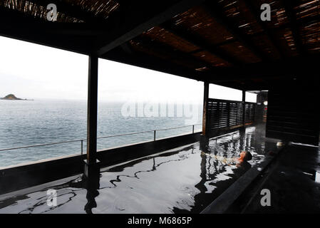 Un tradizionale giapponese spa Hot Spring dall'oceano. Foto Stock