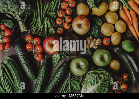 Da sopra freschi raccolti diversi gustosi frutti e verdure. Foto Stock