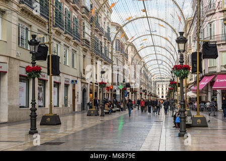 Malaga, Spagna - 7 Dicembre 2016: persone passeggiata pedonale lungo Calle Larios decorato per il Natale nel centro storico di Malaga, Andalusia, Spagna. Foto Stock