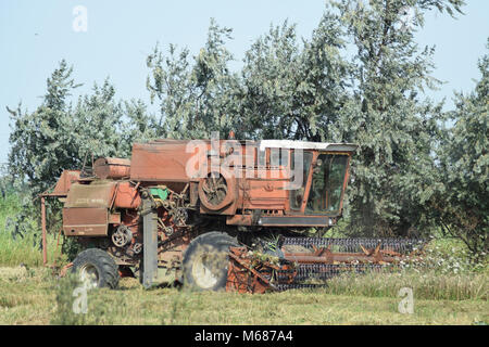 Poltavskaya village, Russia - 6 Settembre 2017: vecchio arrugginito mietitrebbia. Trebbiatrici mietitrebbia macchine agricole Foto Stock