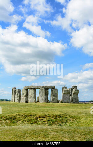 Stonehenge, un anello del neolitico di pietre permanente sulla Piana di Salisbury, Wiltshire, Inghilterra, Regno Unito. Stonehenge è diventato un Sito Patrimonio Mondiale dell'UNESCO nel 1986. Foto Stock