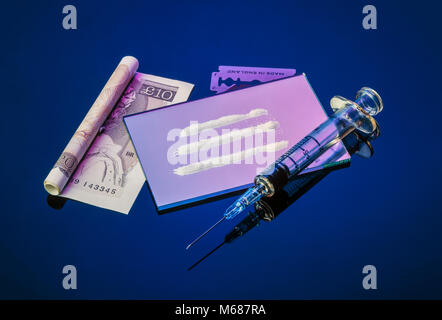 Drug paraphernalia specchio siringa una lama di rasoio banconota polvere bianca Foto Stock