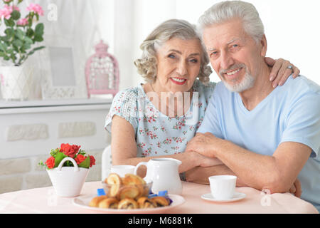 Coppia senior bere il tè Foto Stock