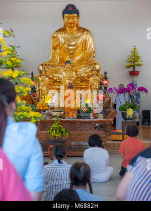 Monaco e fedeli di pregare per il Buddha Shakyamuni durante le feste del nuovo anno lunare 2018. Bankstown. AUSTRALIA Foto Stock