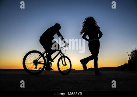 Argelès-sur-Mer (sud-est della Francia). Due giovani in sella ad una mountain bike e percorrendo il lungomare al mattino presto Foto Stock