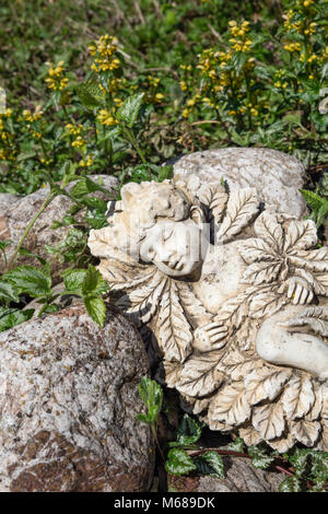 Statua di un elfo o gnome dormire in giardino Foto Stock