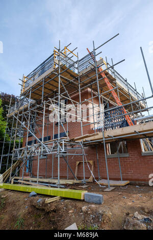 Prolungamento essendo costruito sulla casa. Ponteggio a posto. Gloucestershire England Regno Unito Foto Stock