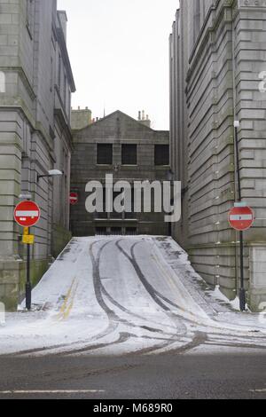 Nessuna voce indietro stradale coperto di neve. Bestia da est, la Tempesta di neve Emma. Aberdeen, Scozia, Regno Unito. Foto Stock