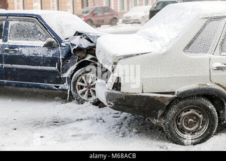 Due vetture si è schiantato in un incidente su strada in inverno con la neve Foto Stock