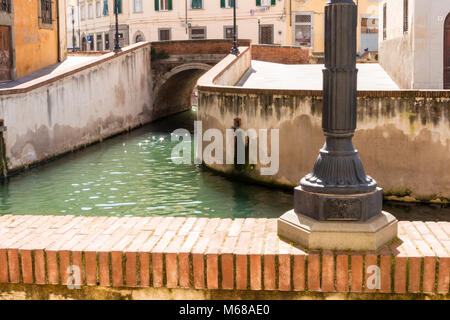 La Venezia Nuova nel distretto di Livorno, Italia, mostra ponti stradine e una fitta rete di canali Foto Stock