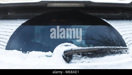 Auto tergivetro posteriore sulla finestra SUV ricoperta di neve nella fredda stagione invernale Foto Stock