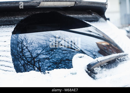 Auto con tergicristallo posteriore con neve nella fredda stagione invernale Foto Stock