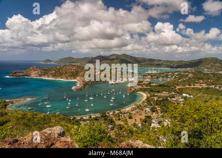 La vista da Shirley Heights, Antigua, affacciato su English Harbour e Falmouth Harbour e Nelson's Dockyard Foto Stock