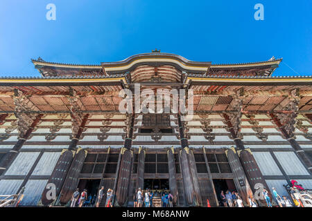 Facciata vista frontale di Daibutsuden (大仏殿) Grande Sala del Buddha di Todai-ji (東大寺) sede della scuola di Kegon del Buddismo. Patrimonio mondiale dell'UNESCO, Nara Giappone Foto Stock