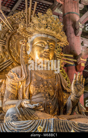 Statua di Akashagarbha o Kokuzo Bosatsu (Bodhisattva di saggezza e memoria) a Daibutsu-den (Sala Grande del Buddha) nel Tempio Todai-ji Foto Stock