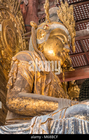 Statua di Akashagarbha o Kokuzo Bosatsu (Bodhisattva di saggezza e memoria) a Daibutsu-den (Sala Grande del Buddha) nel Tempio Todai-ji Foto Stock