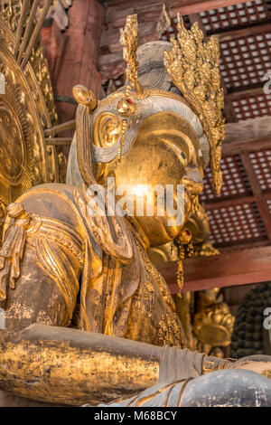 Statua di Akashagarbha o Kokuzo Bosatsu (Bodhisattva di saggezza e memoria) a Daibutsu-den (Sala Grande del Buddha) nel Tempio Todai-ji Foto Stock