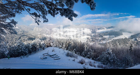 Semmering: vista da "20-Schiling-Blick" (20 Schilling vista) della Ferrovia di Semmering con il Kalte-Rinne-viadotto , Polleroswand, villaggio Breitenste Foto Stock