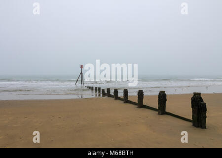 Yaverland beach in una nebbiosa giornata a Marzo, Sandown, Isle of Wight, Regno Unito Foto Stock