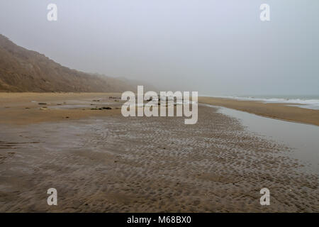 Yaverland beach in una nebbiosa giornata a Marzo, Sandown, Isle of Wight, Regno Unito Foto Stock