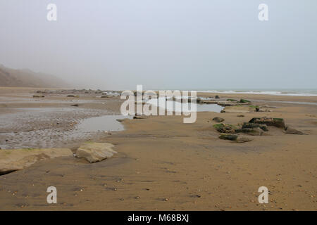 Yaverland beach in una nebbiosa giornata a Marzo, Sandown, Isle of Wight, Regno Unito Foto Stock