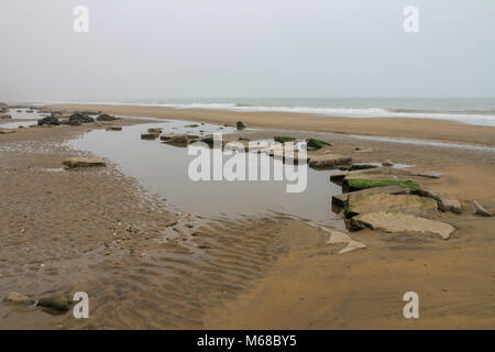 Yaverland beach in una nebbiosa giornata a Marzo, Sandown, Isle of Wight, Regno Unito Foto Stock