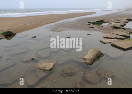 Yaverland beach in una nebbiosa giornata a Marzo, Sandown, Isle of Wight, Regno Unito Foto Stock