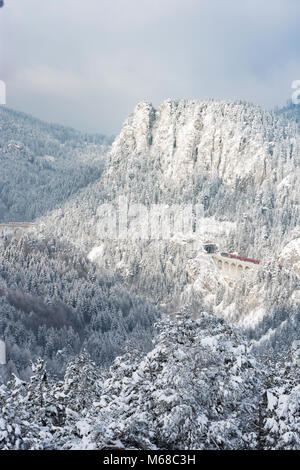 Semmering: vista da "20-Schiling-Blick" (20 Schilling vista) della Ferrovia di Semmering con il Kalte-Rinne-viadotto , Polleroswand, treno, Wiener Alpe Foto Stock