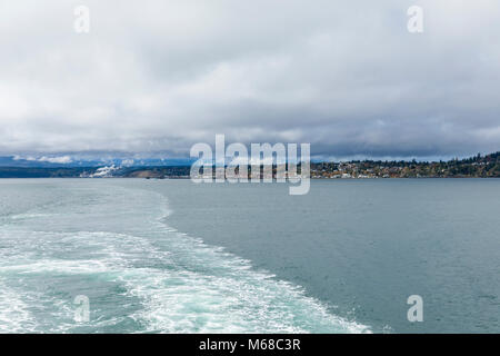 Traghetto in uscita Port Townsend, nello Stato di Washington con la città e la cartiera distante Foto Stock