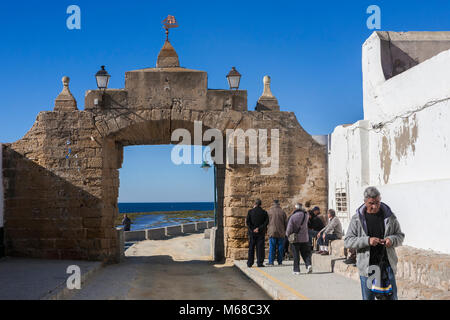 Puerto de la Caleta, il sea gate e causeway al Castillo de San Sebastián, Cadice, Andalusia, Spagna Foto Stock