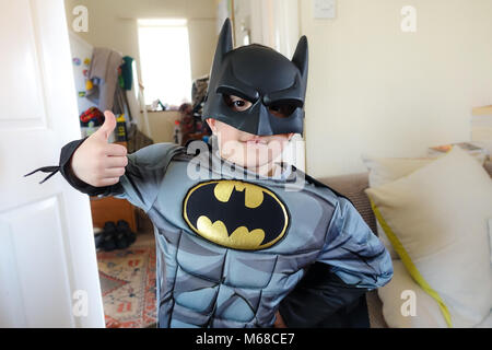 Un ragazzo giovane vestito in un batman super hero costume. Foto Stock