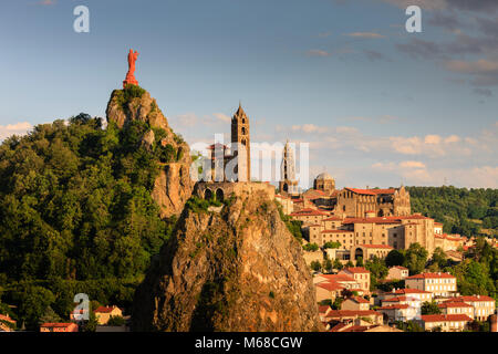 Statua di Notre Dame de France con Saint Michel d'Aiguille la cappella e la Cattedrale di Notre Dame Le Puy en Velay Haute-Loire Auvergne-Rhône-Alpes Francia Foto Stock