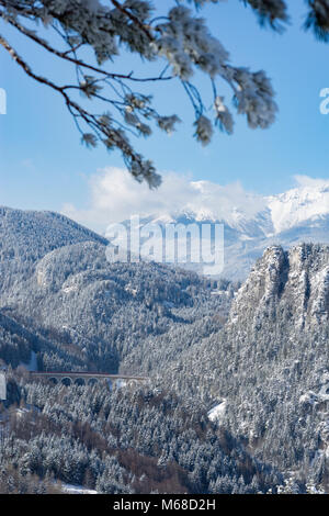 Semmering: vista da "20-Schiling-Blick" (20 Schilling vista) della Ferrovia di Semmering con il Kalte-Rinne-viadotto , Polleroswand, montagna Rax, trai Foto Stock