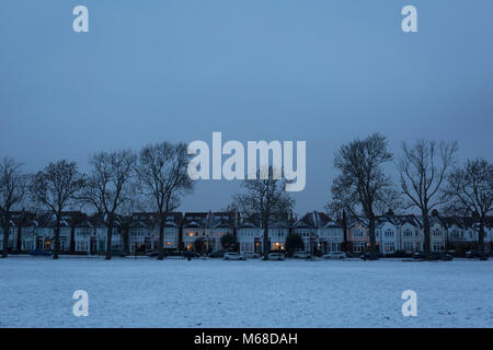 Periodo edoardiano case blu in luce della sera su un inverno di pomeriggio in Ruskin Park South London durante il maltempo che coprono ogni parte del Regno Unito e conosciuta come la 'bestia da est' perché i venti siberiani e temperature molto basse hanno bruciato in tutta l'Europa occidentale dalla Russia, il 1° marzo 2018, a Lambeth, Londra, Inghilterra. Foto Stock