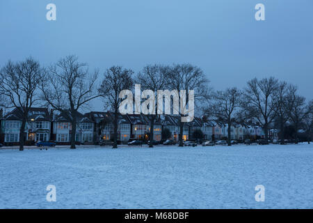 Periodo edoardiano case blu in luce della sera su un inverno di pomeriggio in Ruskin Park South London durante il maltempo che coprono ogni parte del Regno Unito e conosciuta come la 'bestia da est' perché i venti siberiani e temperature molto basse hanno bruciato in tutta l'Europa occidentale dalla Russia, il 1° marzo 2018, a Lambeth, Londra, Inghilterra. Foto Stock