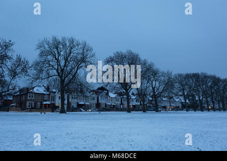 Periodo edoardiano case blu in luce della sera su un inverno di pomeriggio in Ruskin Park South London durante il maltempo che coprono ogni parte del Regno Unito e conosciuta come la 'bestia da est' perché i venti siberiani e temperature molto basse hanno bruciato in tutta l'Europa occidentale dalla Russia, il 1° marzo 2018, a Lambeth, Londra, Inghilterra. Foto Stock