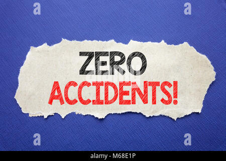 Annuncio della scrittura testo che mostra zero incidenti. Il concetto di business per la sicurezza sul lavoro scritto di pericolo nota carta con sfondo nero con lo spazio. Foto Stock