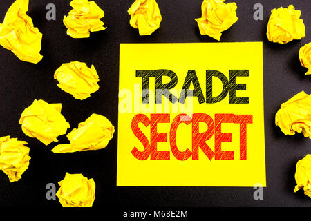 Mano concettuale di scrittura di testo che mostra il segreto commerciale. Il concetto di business per la protezione dei dati scritti su una nota adesiva carta su sfondo nero. Yello piegato Foto Stock
