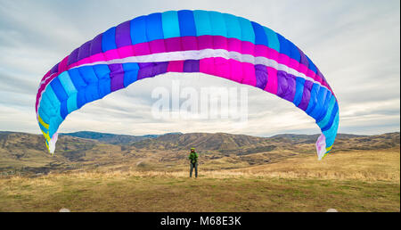 Parapendio lancio su una collina vicino a piegare a ferro di cavallo, Idaho Foto Stock
