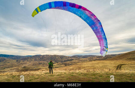 Parapendio lancio su una collina vicino a piegare a ferro di cavallo, Idaho Foto Stock