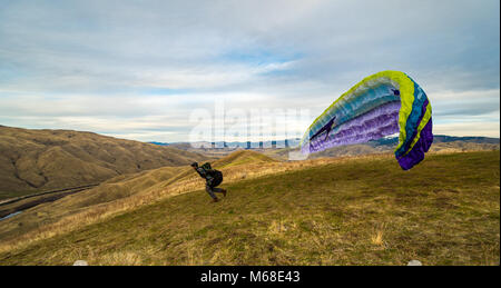 Parapendio lancio su una collina vicino a piegare a ferro di cavallo, Idaho Foto Stock