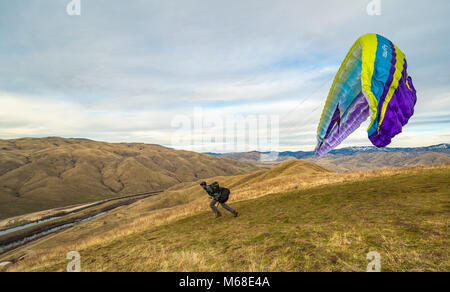 Parapendio lancio su una collina vicino a piegare a ferro di cavallo, Idaho Foto Stock