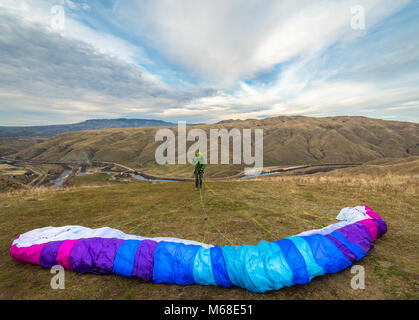 Parapendio lancio su una collina vicino a piegare a ferro di cavallo, Idaho Foto Stock