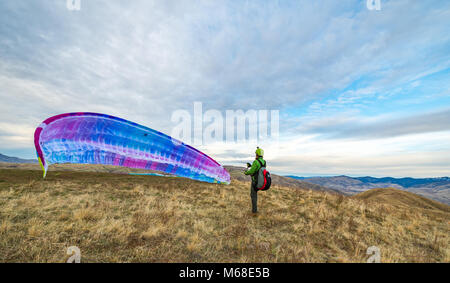 Parapendio lancio su una collina vicino a piegare a ferro di cavallo, Idaho Foto Stock