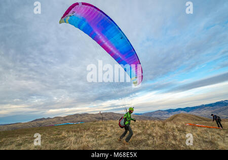 Parapendio lancio su una collina vicino a piegare a ferro di cavallo, Idaho Foto Stock