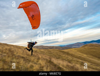 Parapendio lancio su una collina vicino a piegare a ferro di cavallo, Idaho Foto Stock