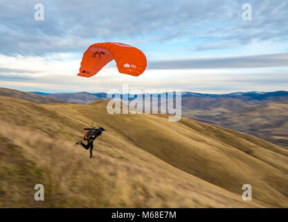 Parapendio lancio su una collina vicino a piegare a ferro di cavallo, Idaho Foto Stock
